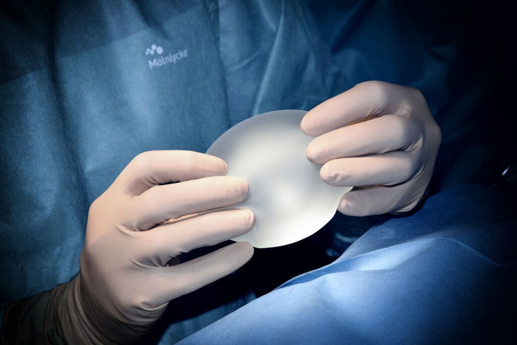 cirujano-con-implante-mamario